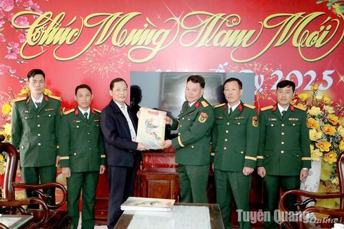 Trao tặng báo Tết và kinh phí tổ chức chương trình Tết ấm cho chiến sĩ tại Trung đoàn 148
