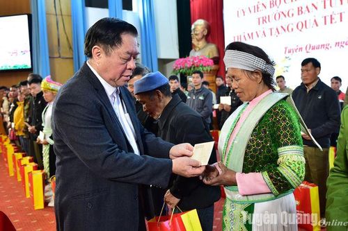 Trưởng ban Tuyên giáo Trung ương Nguyễn Trọng Nghĩa thăm, tặng quà chúc Tết gia đình chính sách, người nghèo, công nhân lao động tại tỉnh Tuyên Quang