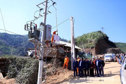 Hoàn thành đường dây 35kVcung cấp điện cho thôn Vàng On