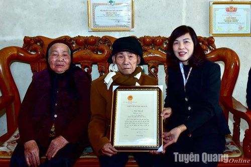 Phó Chủ tịch Thường trực HĐND tỉnh Phạm Thị Minh Xuân thăm, tặng quà Tết người cao tuổi, người có công trên địa bàn Hàm Yên