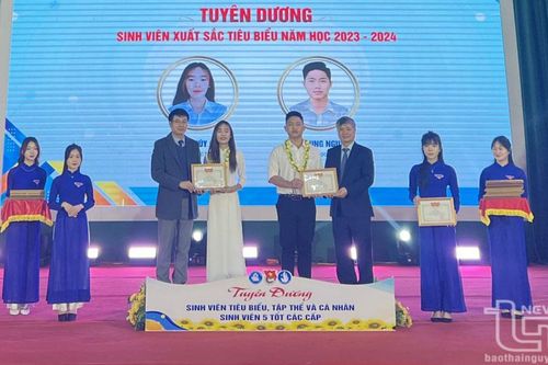 Biểu dương sinh viên tiêu biểu và tổ chức chương trình 'Chung tay thắp sáng ước mơ'