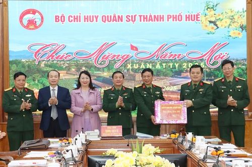 Trung tướng Trương Thiên Tô chúc tết Bộ Chỉ huy Quân sự, Bộ đội Biên phòng TP. Huế