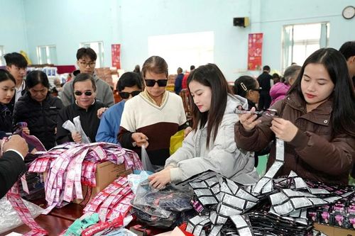 Hương Trà: Ấm áp 'Phiên chợ nhân ái'