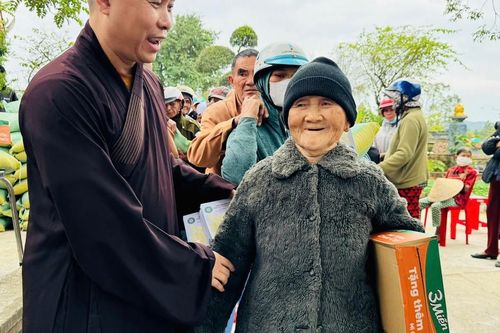 Ban Kinh tế - Tài chính T.Ư trao quà Tết đến bà con có hoàn cảnh khó khăn tỉnh Bình Định