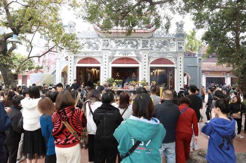 Hà Nội: Phủ Tây Hồ đông kín người đi lễ ngày rằm tháng Chạp