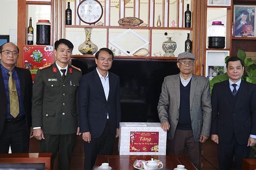 Vĩnh Phúc: Lãnh đạo tỉnh thăm, tặng quà các gia đình có công tiêu biểu