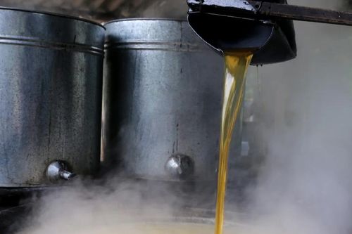 Cần mẫn 'chắt lọc' những giọt mật ngọt thơm ở làng nghề hơn 50 năm