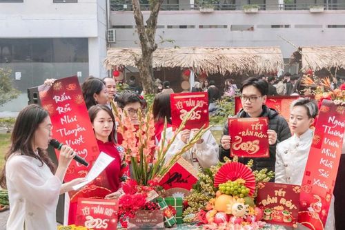 Tưng bừng không khí đón 'Tết sum vầy, Xuân bình an' tại Trường Đại học Ngoại thương