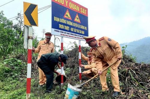 Đặt biển cảnh báo ở những cung đường 'tử thần' trên đèo Lò Xo