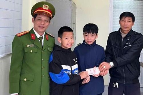 Hai học sinh tiểu học trả lại 10 triệu đồng cho người đánh rơi