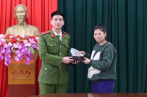 Chiến sĩ Công an nhặt được hơn 70 triệu đồng trả lại người đánh rơi