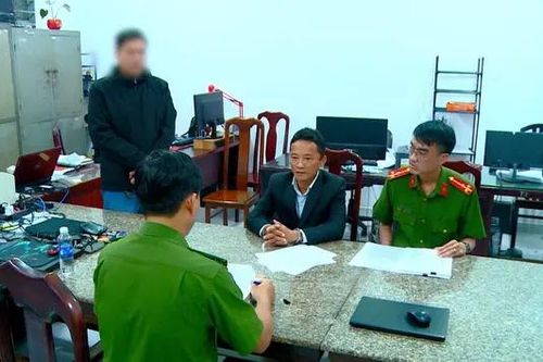 Khám xét nơi ở của 'doanh nhân thành đạt' dọa chém người