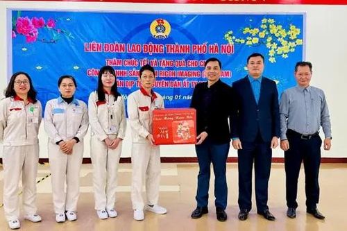 Trao quà Tết cho đoàn viên, nhân viên y tế Hà Nội