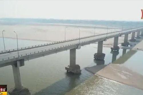 Cầu Văn Lang lộ móng khi nước sông Hồng hạ đáy