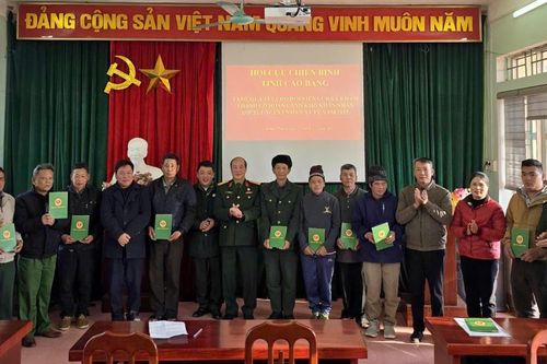 Tặng 50 suất quà Tết cho cựu chiến binh có hoàn cảnh khó khăn tại huyện Hạ Lang và Trùng Khánh