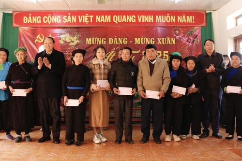 Phó Chủ tịch UBND tỉnh Hoàng Văn Thạch đón Tết, tặng quà tại huyện Bảo Lâm