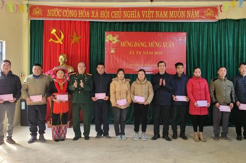 Đoàn công tác của tỉnh tặng quà Tết tại huyện Thạch An