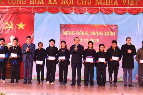 Phó Bí thư Thường trực Tỉnh ủy Triệu Đình Lê tặng quà Tết tại huyện Quảng Hòa