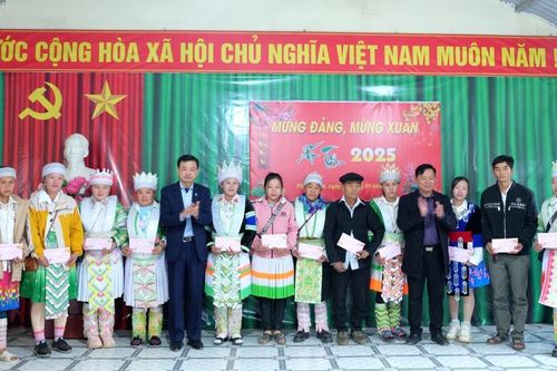 Đoàn công tác của tỉnh thăm, tặng quà Tết tại huyện Bảo Lạc
