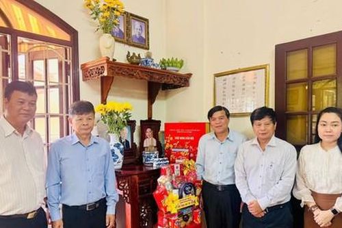 Lãnh đạo TPHCM đến thăm, chúc Tết gia đình đồng chí Trần Trọng Tân
