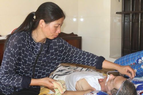 Bố sống thực vật, mẹ mắc u não, 2 con nguy cơ bỏ học