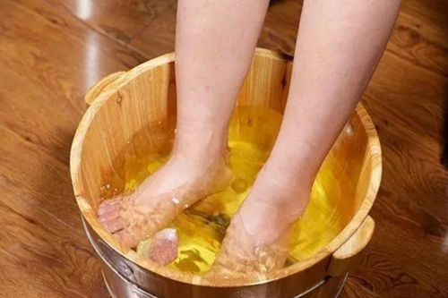 Ngâm chân bằng nước gừng ấm mỗi ngày có tác dụng gì?