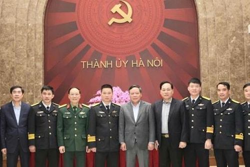 Phó Bí thư Thường trực Thành ủy Nguyễn Văn Phong tiếp Đoàn công tác Lữ đoàn tàu ngầm 189