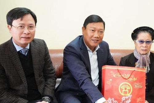 Trưởng ban Dân vận Thành ủy Đỗ Anh Tuấn thăm, tặng quà tết tại huyện Thạch Thất và huyện Quốc Oai