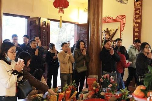 Phủ Tây Hồ nhộn nhịp, đền Quán Thánh, chùa Trấn Quốc thưa vắng Rằm tháng Chạp