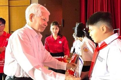 Bình Dương: Trao quà Tết và học bổng tặng học sinh có hoàn cảnh khó khăn