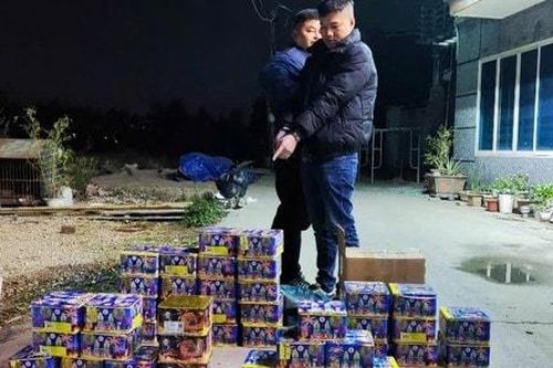 Dùng ô tô vận chuyển hơn 82kg pháo lậu