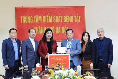 Đồng chí Nguyễn Lan Hương thăm, tặng quà Trung tâm Kiểm soát bệnh tật thành phố