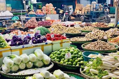 Chợ đầu mối nông sản tất bật nhập hàng phục vụ người dân dịp cận tết Nguyên đán 2025