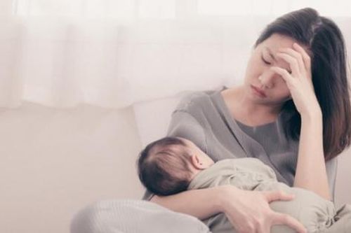 Ở nhà trông con vẫn nhận tiền thưởng Tết 15 triệu, nhìn dòng ghi chú từ người gửi mà tôi rưng rưng nước mắt