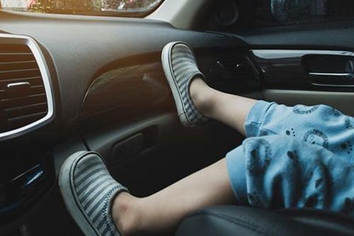Quên điều này, cha mẹ có thể bị phạt đến tiền triệu nếu để trẻ em ngồi vị trí cấm trên ô tô