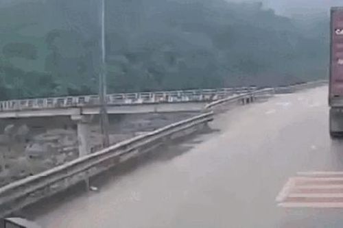 Phóng như 'bay' trên đường ngược chiều, xe máy lao thẳng vào xe tải khiến 2 người tử vong