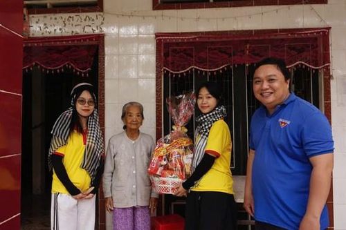 Đoàn viên thanh niên tổ chức thăm hỏi, tặng quà Tết cho các gia đình chính sách