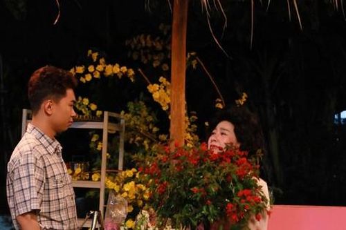 Lê Khánh tái xuất, ủng hộ Minh Dự làm phim về người bán hoa Tết