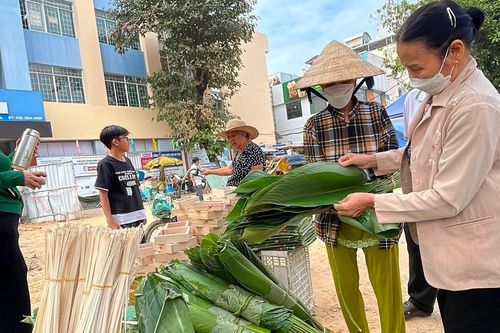 Chợ lá dong Ông Tạ 'mỗi năm họp một lần' mở sớm