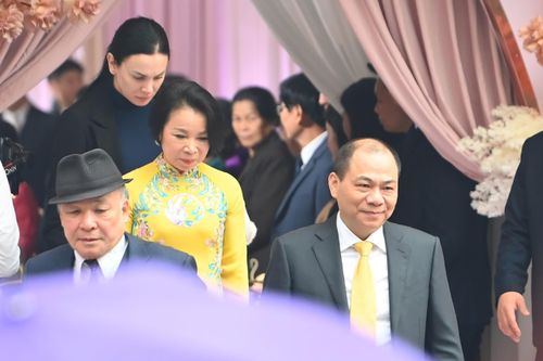 Vợ chồng tỷ phú Phạm Nhật Vượng trong lễ ăn hỏi con trai