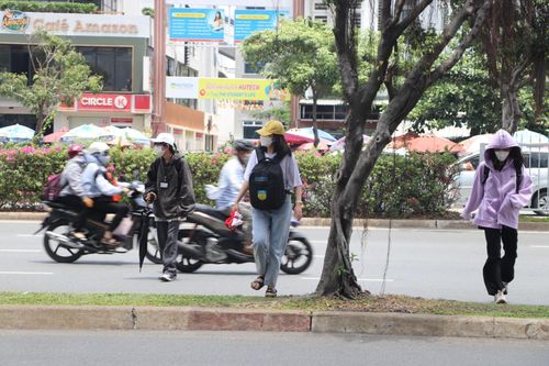 Đi bộ qua đường không có tín hiệu tay coi chừng bị phạt tiền