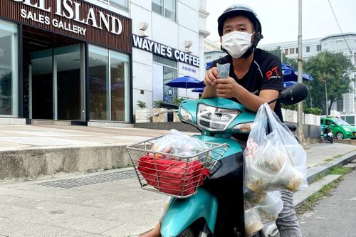 Shipper TP.HCM quay cuồng vào giờ ăn trưa của dân văn phòng