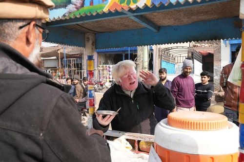 Chủ quán bánh Pakistan 'nổi như cồn' vì giống Donald Trump