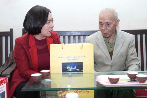 Lãnh đạo quận Tây Hồ tặng quà các gia đình chính sách dịp Tết Nguyên đán