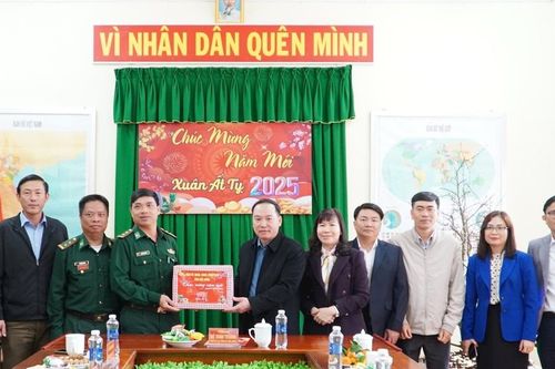 Phó Bí thư Tỉnh ủy Đắk Nông Hồ Xuân Trường chúc Tết các đồn biên phòng