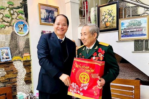 Trưởng ban Tuyên giáo Thành ủy Nguyễn Doãn Toản chúc Tết tại quận Long Biên