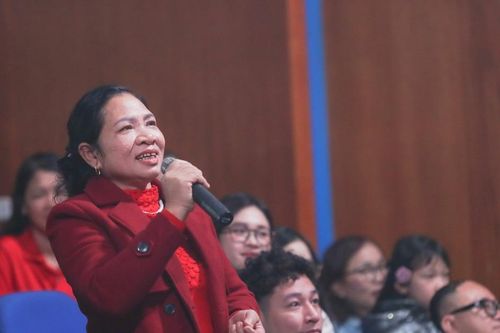 Mẹ Phạm Xuân Mạnh kể chuyện bán trâu mua giày cho con đá bóng, trong khó khăn xúc động bởi tình làng nghĩa xóm