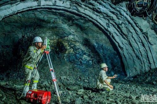Những ca trực 'vắt ngang' giao thừa