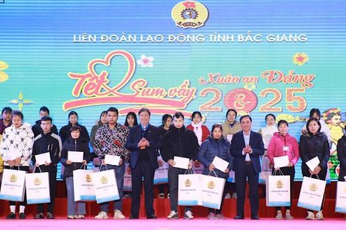 Công nhân ở Bắc Giang phấn khởi đón Tết