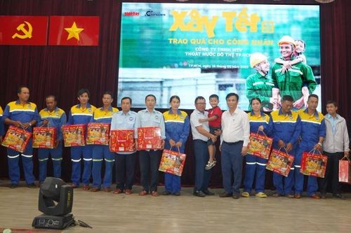 Trao 200 phần quà 'Xây Tết' cho công nhân Thoát nước đô thị Thành phố Hồ Chí Minh